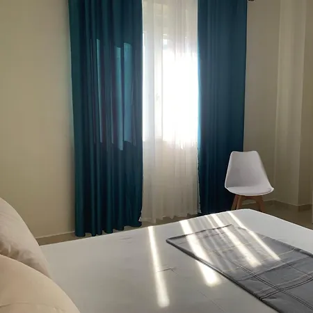 Breezy Lungomare Apartment *